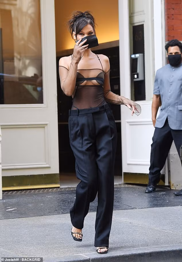 Mẫu đình đám Bella Hadid mặc áo xuyên thấu lạ mắt, khoe vòng một siêu gợi cảm ảnh 5