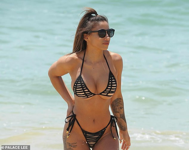 Mặc áo tắm lộ chân ngực, sao truyền hình 9x nóng bỏng 'nghẹt thở' ảnh 5