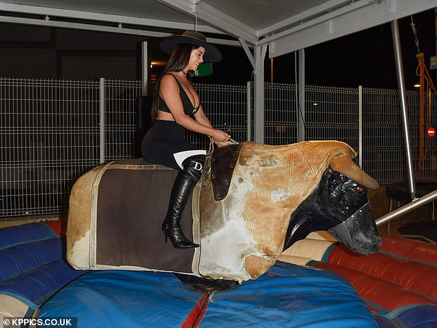 Mẫu nội y Demi Rose mặc bra-top phô vòng 1 đẫy đà ảnh 4