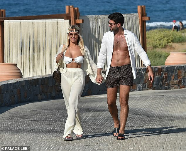 Sao truyền hình 9x mặc bikini quây tí hon nóng bỏng, khoá môi bạn trai nồng nàn ảnh 2