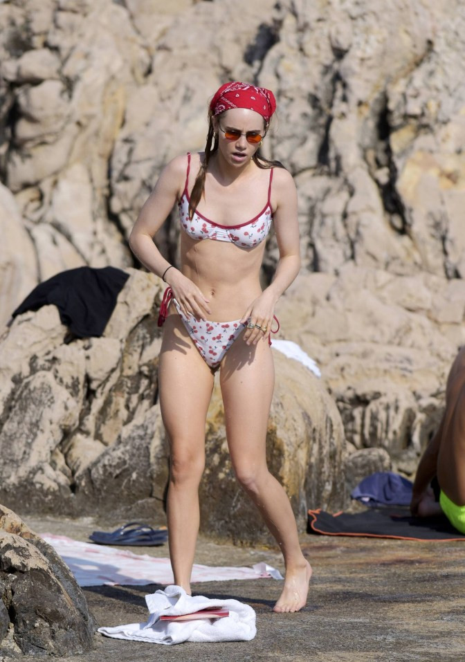 'Thả rông' trong nhà, bạn gái tài tử 'Chạng vạng' Robert Pattinson bị chụp trộm ảnh 7