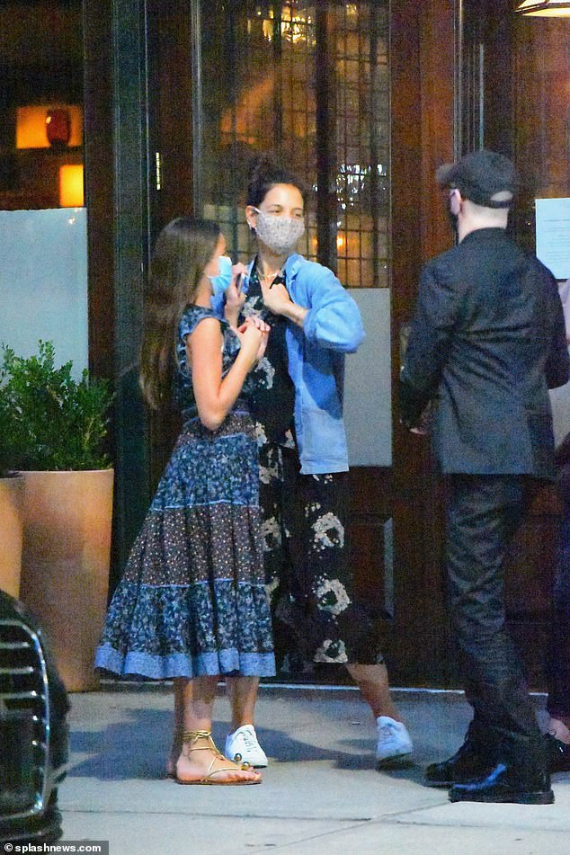 Con gái Tom Cruise ra phố với mẹ, dáng cao đầy khí chất người mẫu ở tuổi 14 ảnh 3