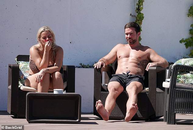 'Biểu tượng gợi cảm' Anh quốc một thời xồ xề thảm hại, để ngực trần bên bể bơi gây choáng ảnh 5