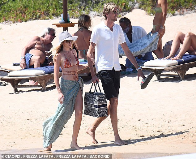 Nàng WAG Abbey Clancy thả dáng siêu quyến rũ ở biển với áo tắm bé xíu ảnh 1