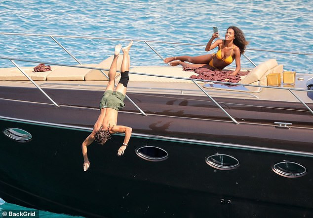 Mẫu 9x Tina Kunakey mặc bikini tôn 3 vòng 'nảy lửa' ở biển ảnh 7