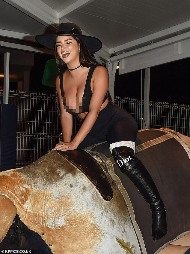 Mẫu nội y Demi Rose mặc bra-top phô vòng 1 đẫy đà ảnh 5