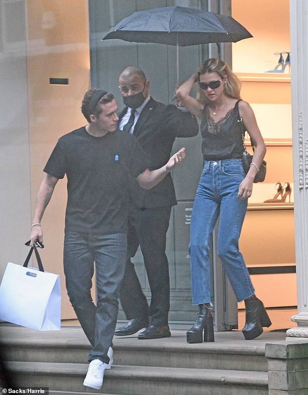 Cậu cả nhà Beckham chăm sóc vị hôn thê trên phố, lần đầu xuất hiện sau tin đồn cưới bí mật ảnh 1