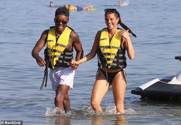 Rebecca Gormley quá đẹp với bikini khi đi nghỉ với bạn trai ở biển ảnh 12