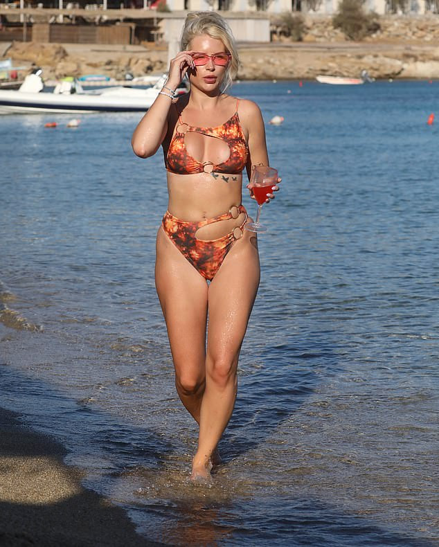 Lottie Moss mặc bikini khoét ngực siêu gợi cảm ảnh 3