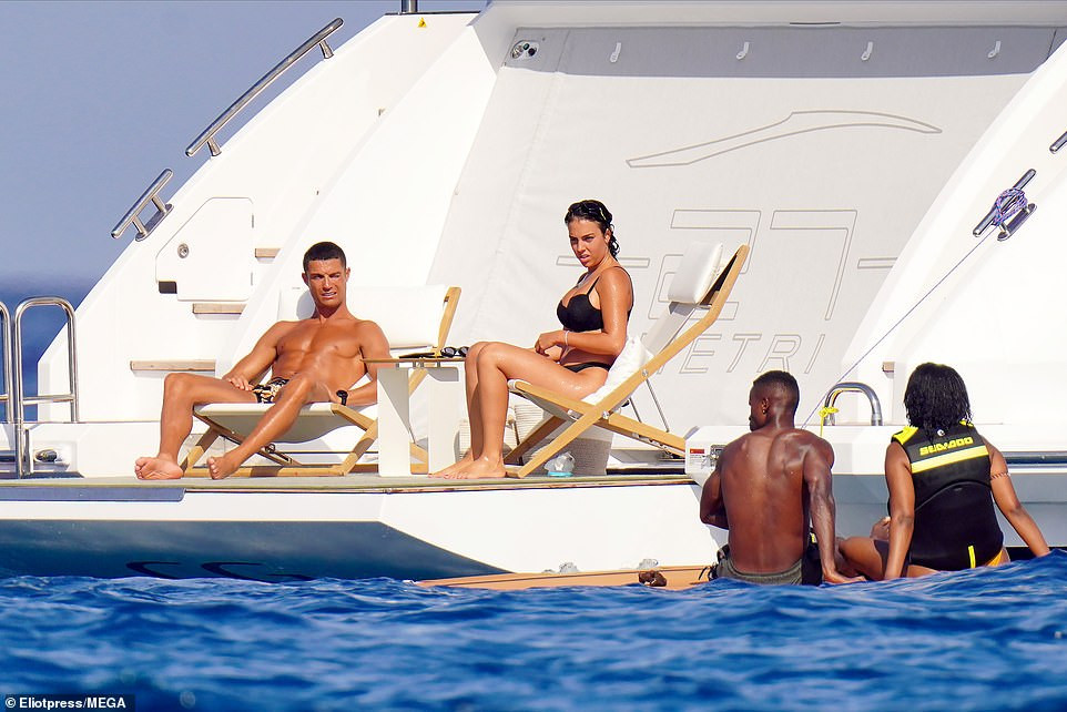 Bạn gái thả dáng 'bốc lửa' bên Cristiano Ronald trên du thuyền 5,5 triệu USD ảnh 12