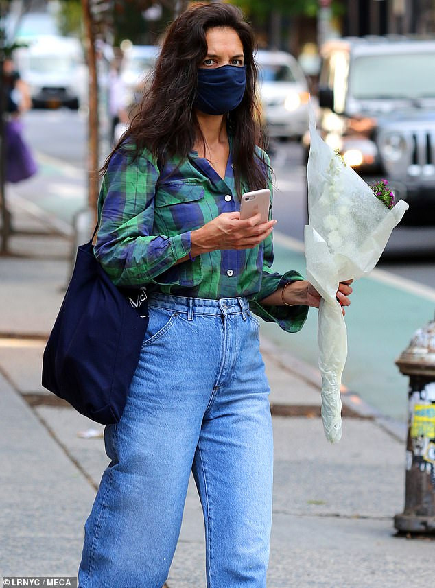 Katie Holmes lăng xê mốt quần bò ống suông nhưng vẫn mất điểm vì lỗi quen thuộc ảnh 5