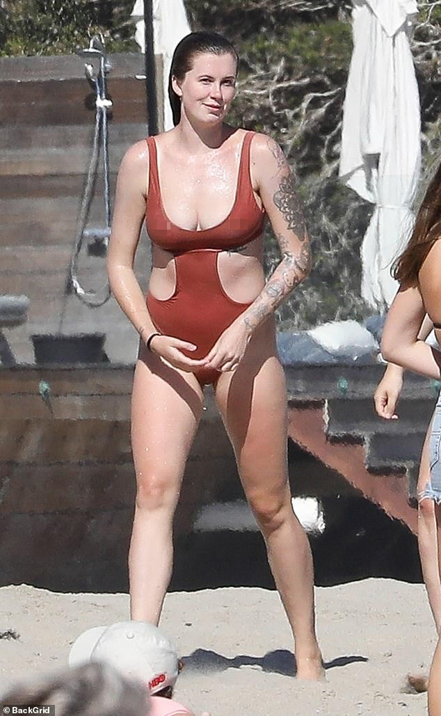 Ireland Baldwin tròn đầy, trắng nõn ở biển ảnh 6