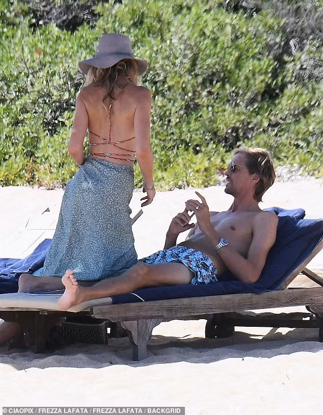 Nàng WAG Abbey Clancy thả dáng siêu quyến rũ ở biển với áo tắm bé xíu ảnh 4
