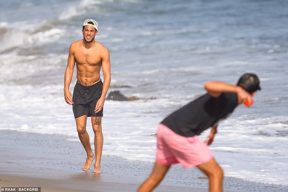 'Siêu mẫu đắt giá nhất thế giới' đi biển với tình mới, mặc bikini bé xíu tôn dáng hoàn hảo ảnh 5