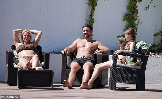 'Biểu tượng gợi cảm' Anh quốc một thời xồ xề thảm hại, để ngực trần bên bể bơi gây choáng ảnh 6