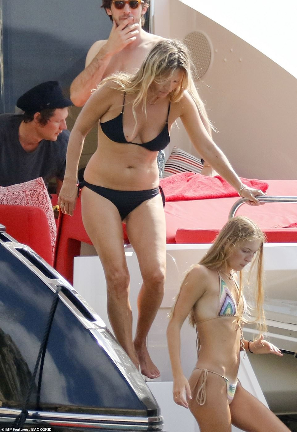 Siêu mẫu lừng danh Kate Moss đi nghỉ với bạn trai kém 13 tuổi, vóc dáng chảy xệ gây sốc ảnh 3