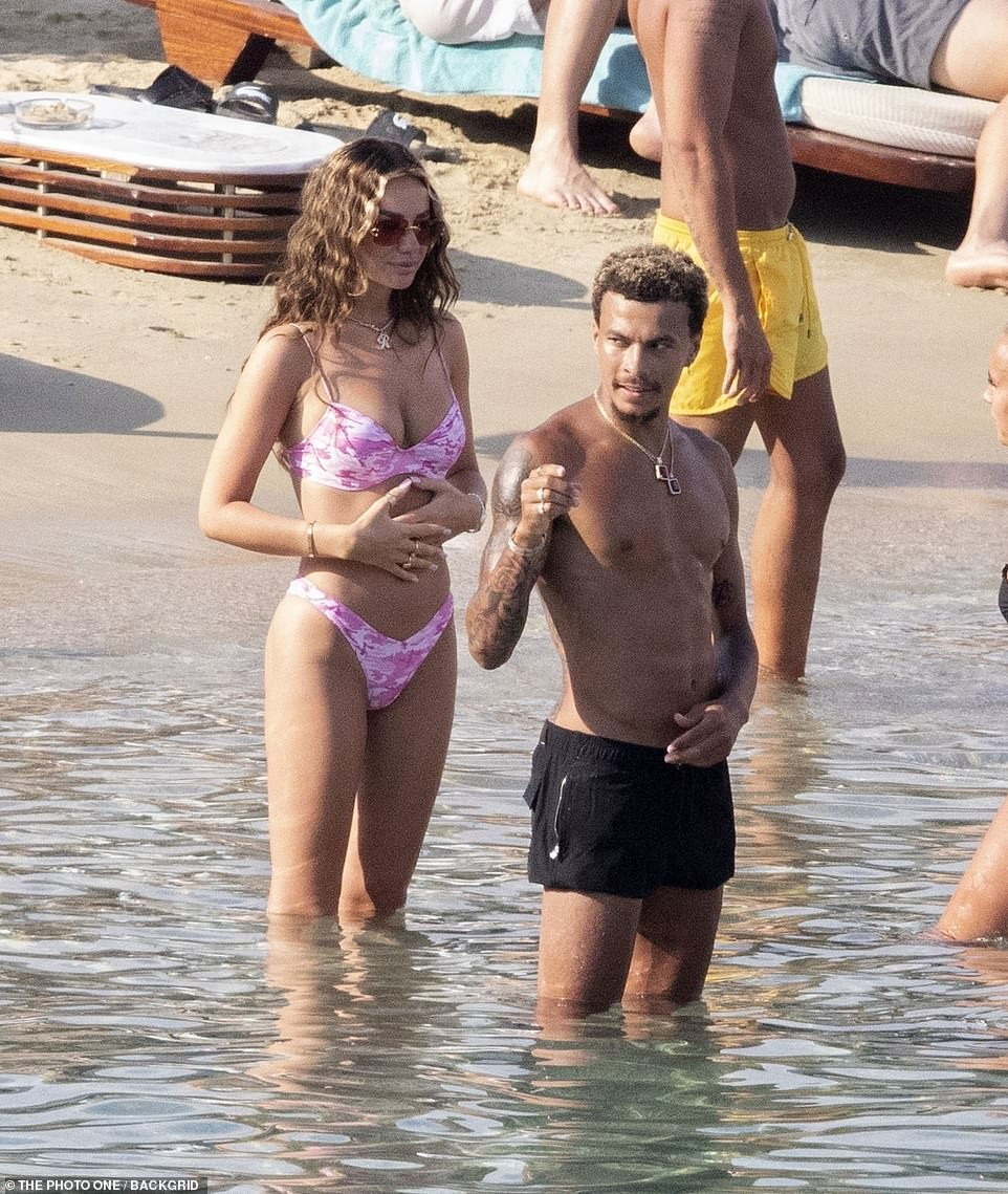 Nàng WAG nóng bỏng của tiền vệ Dele Alli gợi cảm nổi bật ở biển ảnh 4