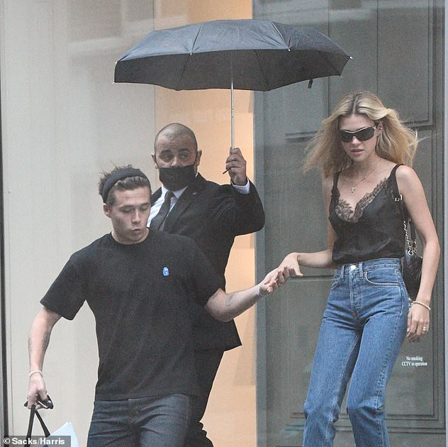 Cậu cả nhà Beckham chăm sóc vị hôn thê trên phố, lần đầu xuất hiện sau tin đồn cưới bí mật ảnh 3