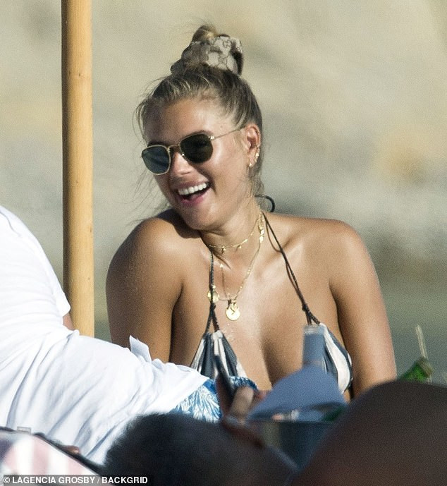 Sao truyền hình Anh quốc quyến rũ ngây ngất với bikini nhỏ xíu ảnh 7