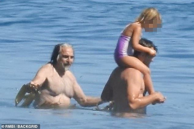 Leonardo DiCaprio hiếm hoi 'bỏ rơi' tình trẻ để ở bên gia đình ảnh 2