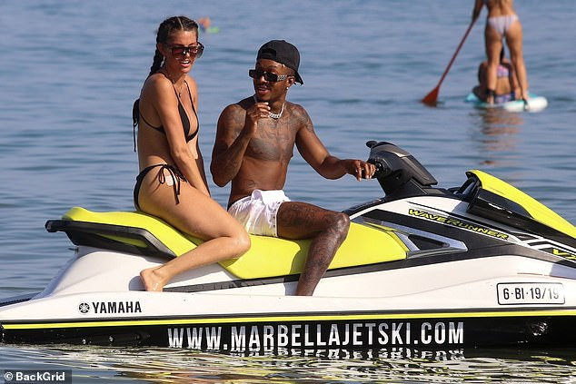 Rebecca Gormley quá đẹp với bikini khi đi nghỉ với bạn trai ở biển ảnh 11