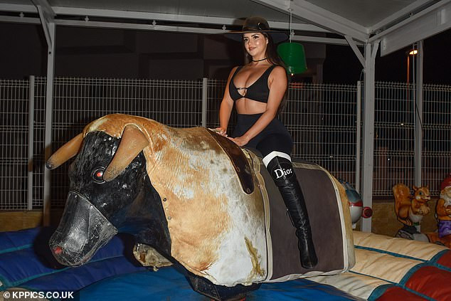 Mẫu nội y Demi Rose mặc bra-top phô vòng 1 đẫy đà ảnh 7