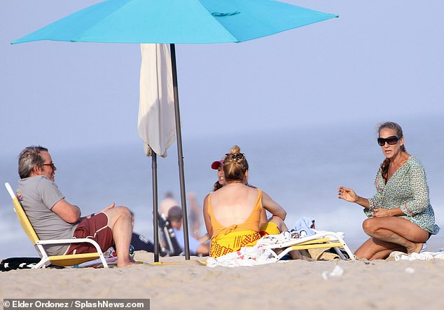 Sao ‘Sex and the City’ mặc áo tắm tôn vòng một gợi cảm ở tuổi 55 ảnh 4