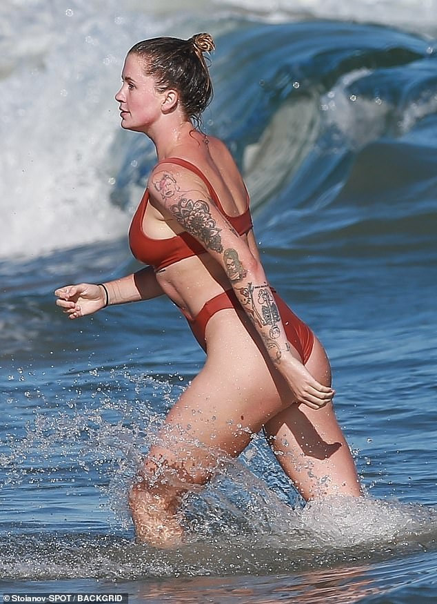 Ireland Baldwin tròn đầy, trắng nõn ở biển ảnh 5