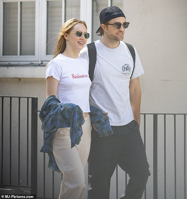 'Thả rông' trong nhà, bạn gái tài tử 'Chạng vạng' Robert Pattinson bị chụp trộm ảnh 9