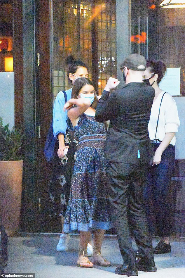 Con gái Tom Cruise ra phố với mẹ, dáng cao đầy khí chất người mẫu ở tuổi 14 ảnh 2