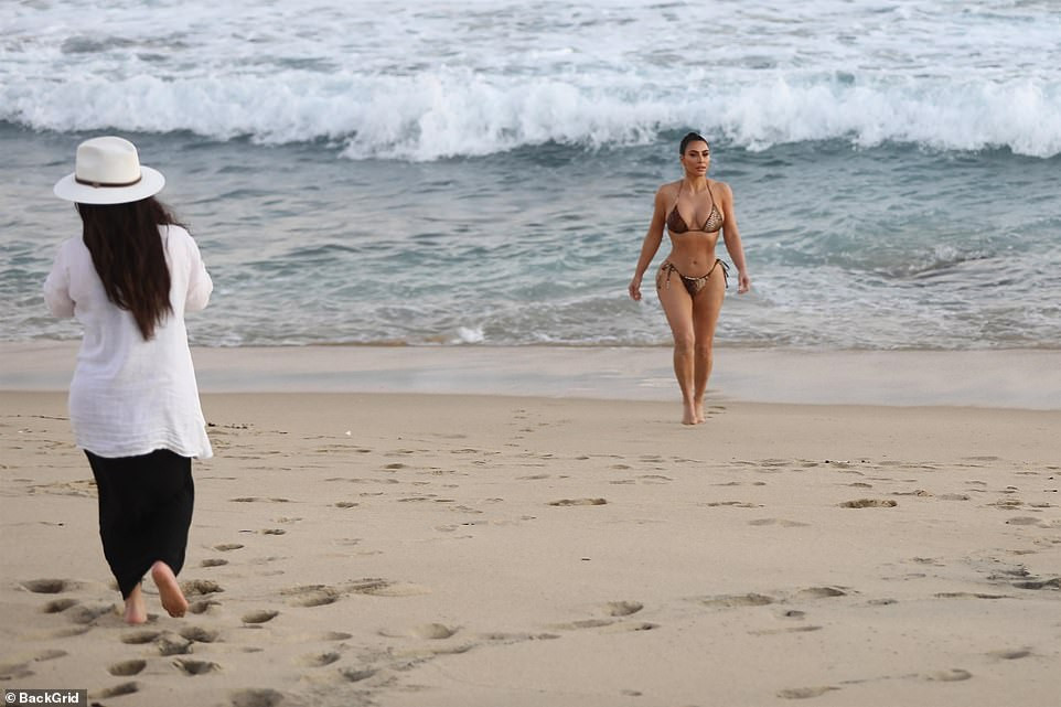 'Kim siêu vòng ba' khoe đường cong trứ danh với áo tắm bé xíu ảnh 8