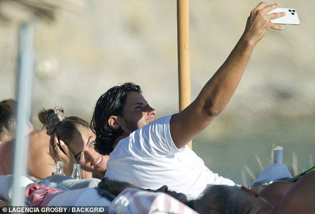 Sao truyền hình Anh quốc quyến rũ ngây ngất với bikini nhỏ xíu ảnh 8