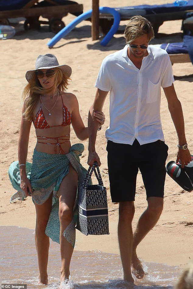 Nàng WAG Abbey Clancy thả dáng siêu quyến rũ ở biển với áo tắm bé xíu ảnh 7