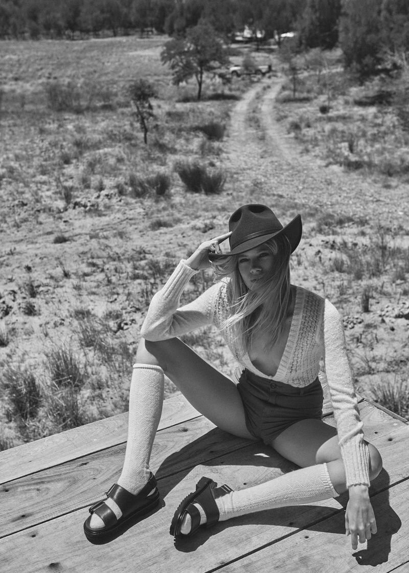 Chân dài 9x người Đức 'thả rông' trên tạp chí gây 'bão' fan ảnh 3