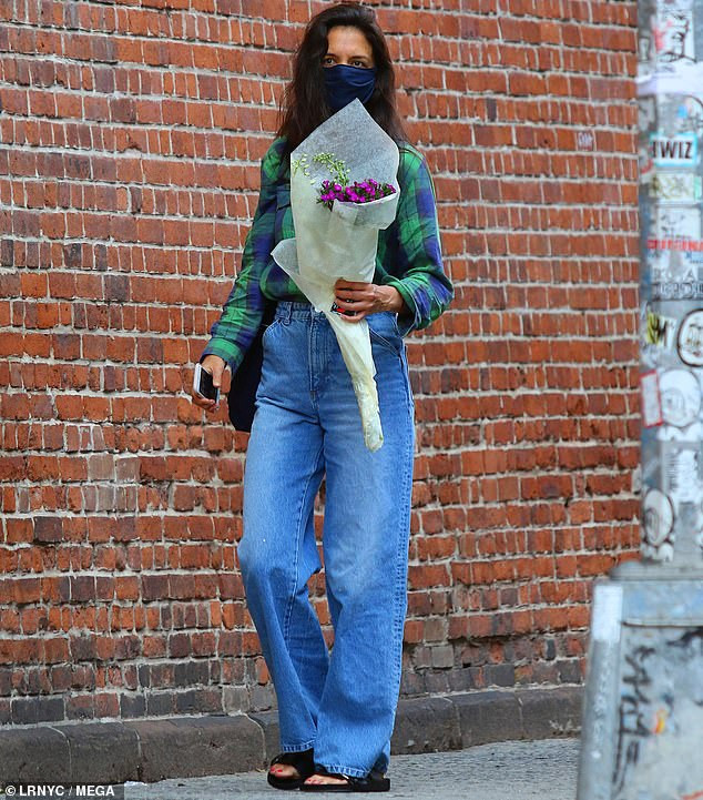 Katie Holmes lăng xê mốt quần bò ống suông nhưng vẫn mất điểm vì lỗi quen thuộc ảnh 1