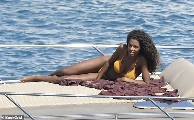 Mẫu 9x Tina Kunakey mặc bikini tôn 3 vòng 'nảy lửa' ở biển ảnh 8