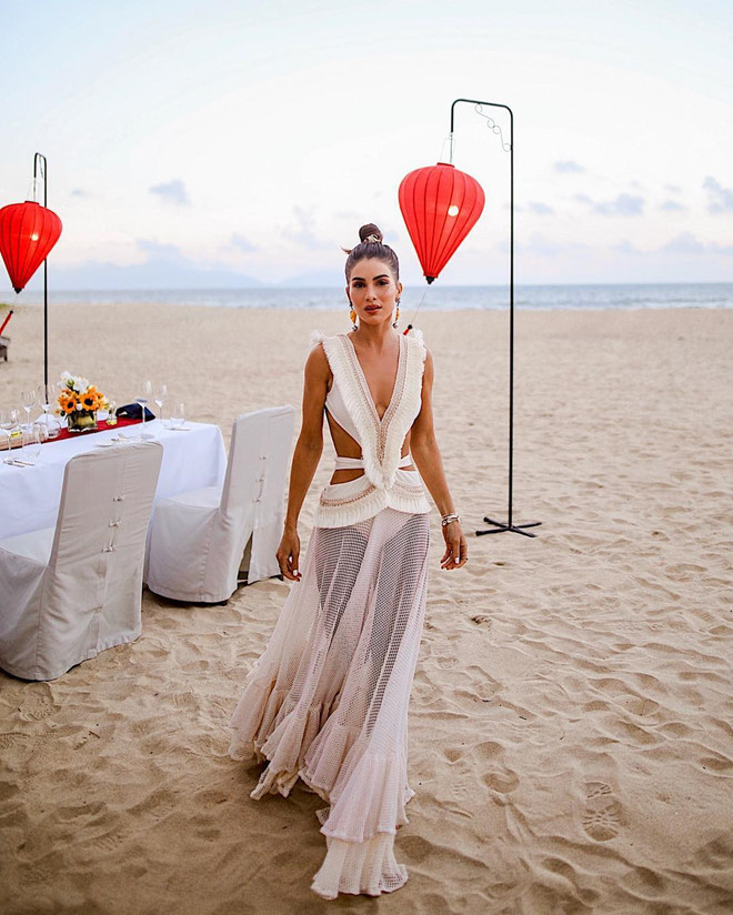 Blogger thời trang nổi tiếng diện bikini lệch vai tôn dáng quyến rũ ở biển ảnh 6