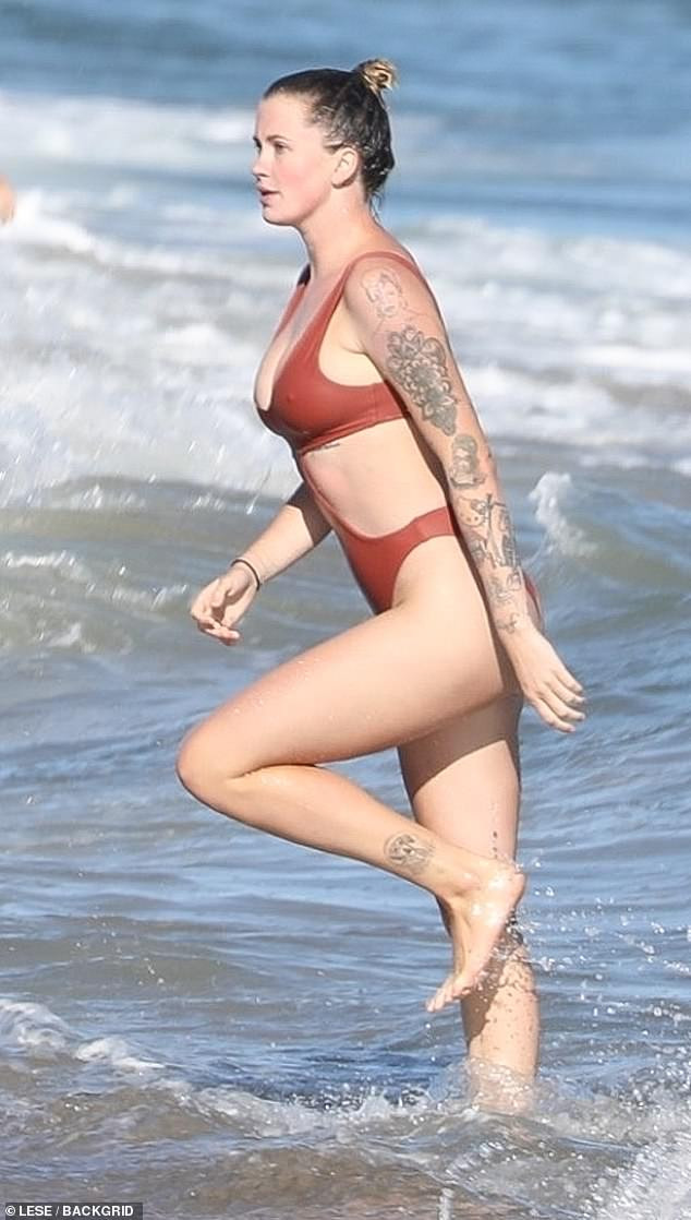Ireland Baldwin tròn đầy, trắng nõn ở biển ảnh 4