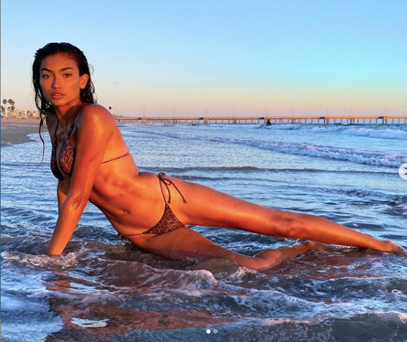 Kelly Gale nóng bỏng 'từng cm' với bikini bé xíu ảnh 1