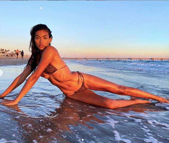 Kelly Gale nóng bỏng 'từng cm' với bikini bé xíu ảnh 2