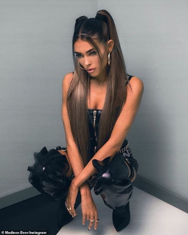 Nữ ca sĩ Mỹ trong MV Sơn Tùng M-TP lại mặc áo bra, không nội y ra phố ảnh 5