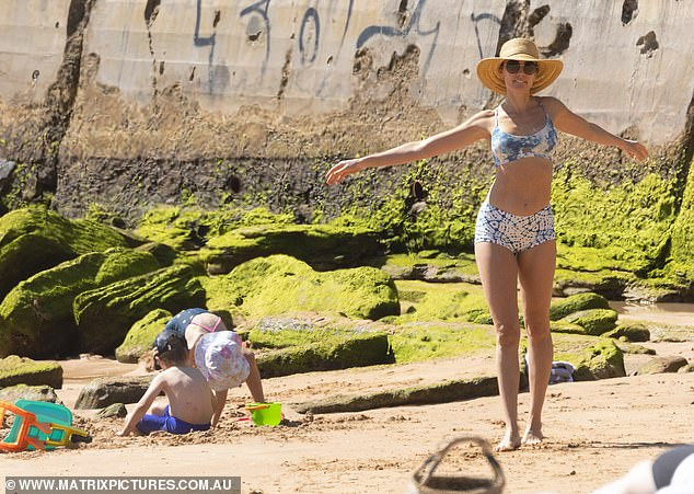 Hoa hậu hoàn vũ Úc Rachael Finch tình tứ với chồng ở biển ảnh 10