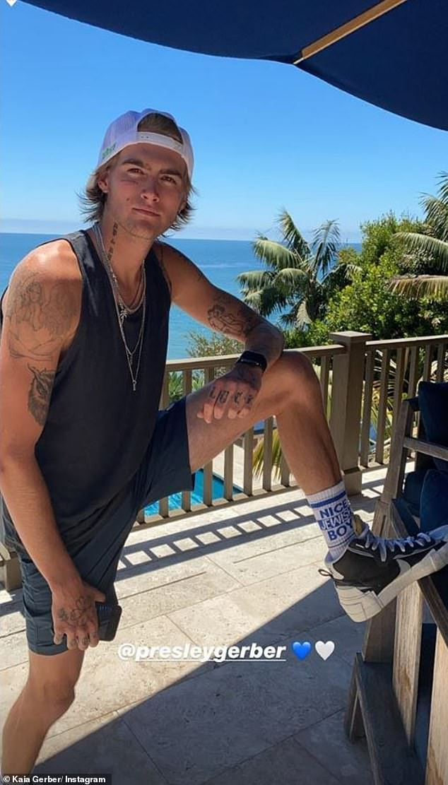 Huyền thoại làng mốt Cindy Crawford gây 'sốt' với quần ống loe trẻ trung trên phố ảnh 4