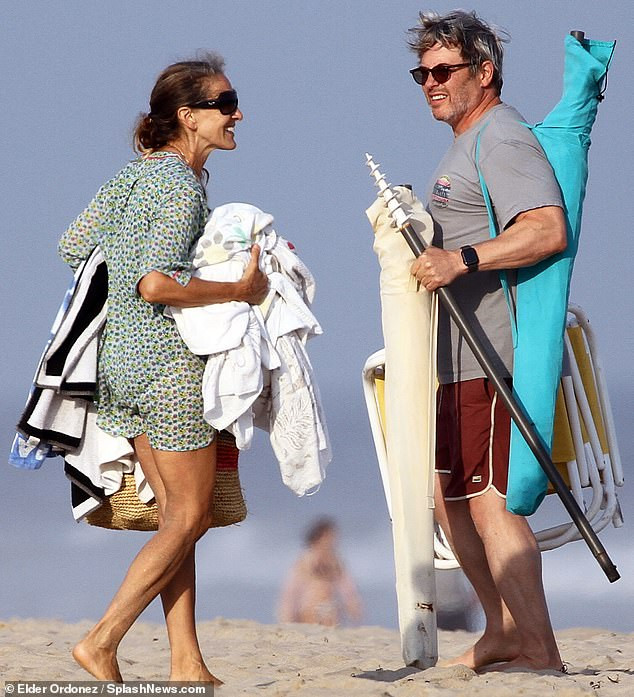 Sao ‘Sex and the City’ mặc áo tắm tôn vòng một gợi cảm ở tuổi 55 ảnh 3