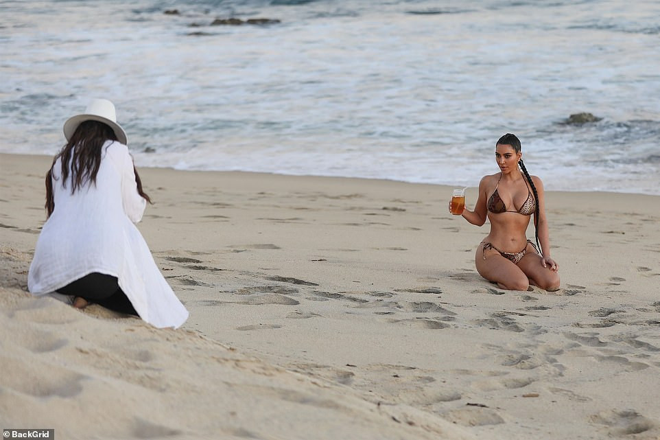 'Kim siêu vòng ba' khoe đường cong trứ danh với áo tắm bé xíu ảnh 2