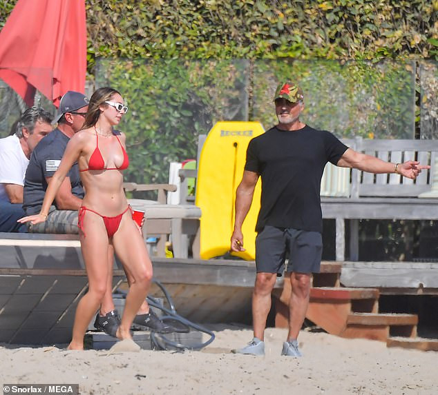 Vợ con 'Huyền thoại Rambo' Sylvester Stallone khoe dáng quyến rũ ở biển ảnh 4