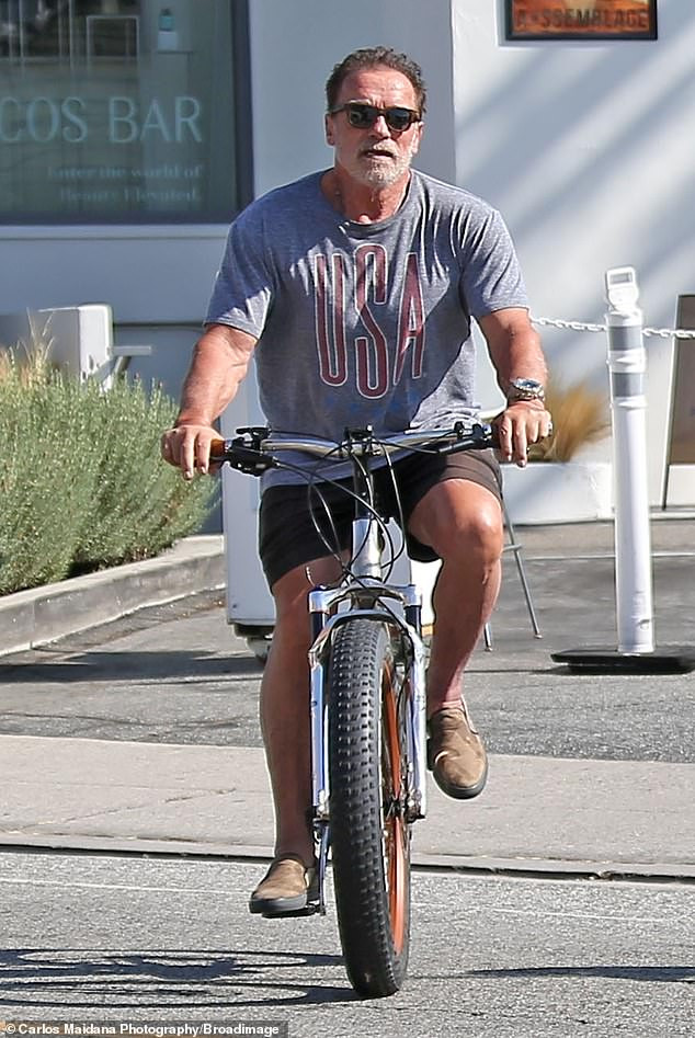 'Kẻ huỷ diệt' Arnold Schwarzenegger cùng bạn gái kém 27 tuổi đạp xe dạo phố ảnh 1