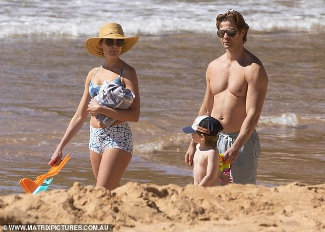 Hoa hậu hoàn vũ Úc Rachael Finch tình tứ với chồng ở biển ảnh 4