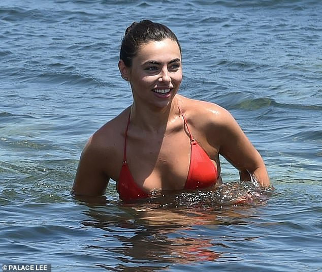 Sao truyền hình Anh quốc phô vóc dáng nóng bóng ở biển ảnh 7