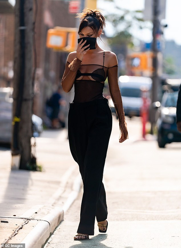 Mẫu đình đám Bella Hadid mặc áo xuyên thấu lạ mắt, khoe vòng một siêu gợi cảm ảnh 3
